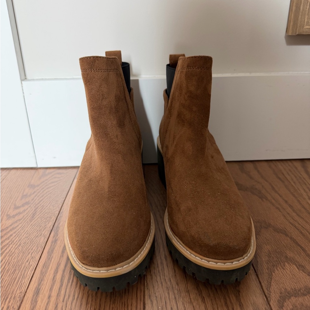 Women’s Suede Chelsea Boots